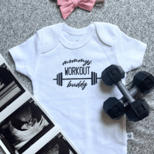 zwangerschap-aankondiging-met-dumbbell-rammelaars